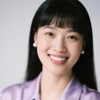 Lisa Wang - Social media manager using snapchat video downloader to download snapchat videos for content creation